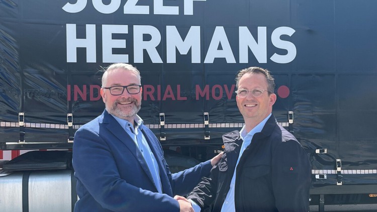 Peter Stöttinger (Geschäftsführer Felbermayr-Transport- und Hebetechnik, l.) und Jos Hermans (Geschäftsführer Hermans) freuen sich auf die Zusammenarbeit