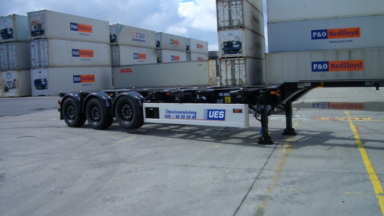 UES vermietet Containerchassis