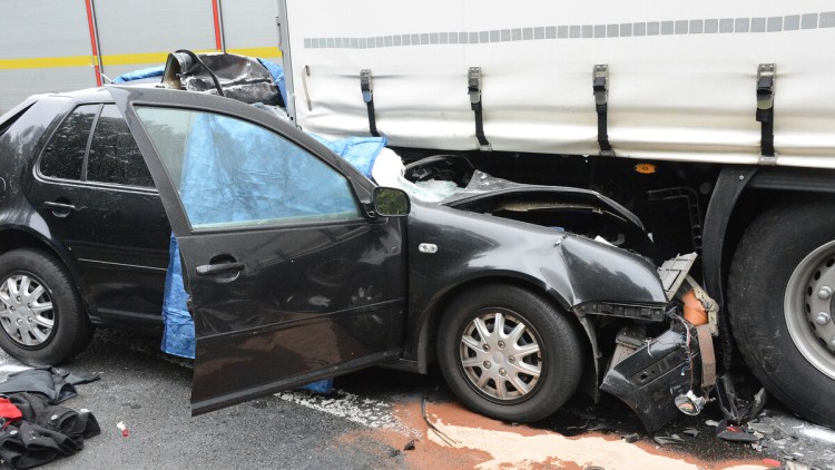Auffahrunfall: Ein Pkw ist am 16.10.2015 auf der Autobahn 2 bei Gütersloh (Nordrhein-Westfalen) unter einem Lastwagen eingeklemmt.