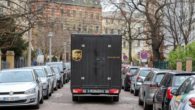 UPS, Transporter, Paketzustellung, City-Logistik, Parken in zweiter Reihe