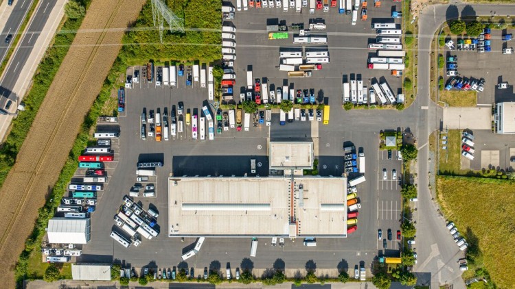 Redevco Logistikimmobilie mit Lkw-Stellplätzen