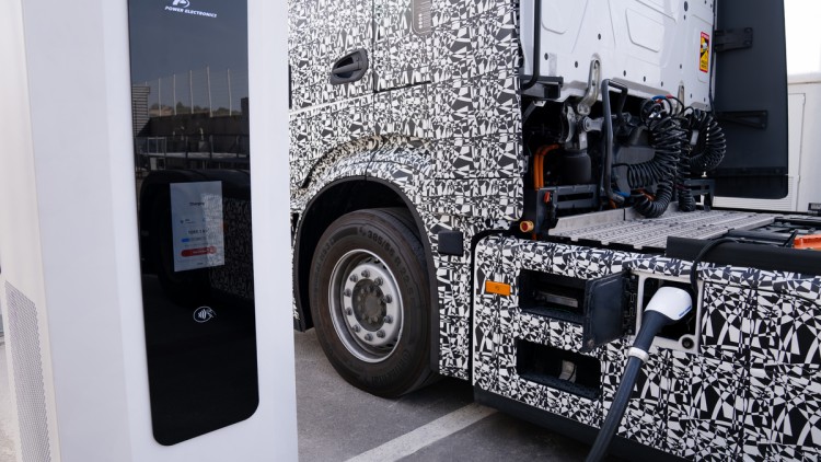 Milence hat bei einem Pilottest einen Prototyp des eActros mit 1,1 MW geladen