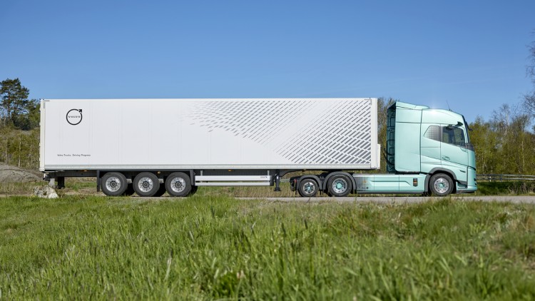 Seitenansicht des neuen Volvo FH Aero Electric 6x2. Aus dieser Perspektive kommen die Dimensionen der Sattelzugmaschine besonders gut zur Geltung