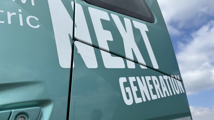 Blick auf die Seitentüren des neuen FM Electric und den dort abgebildeten Schriftzug