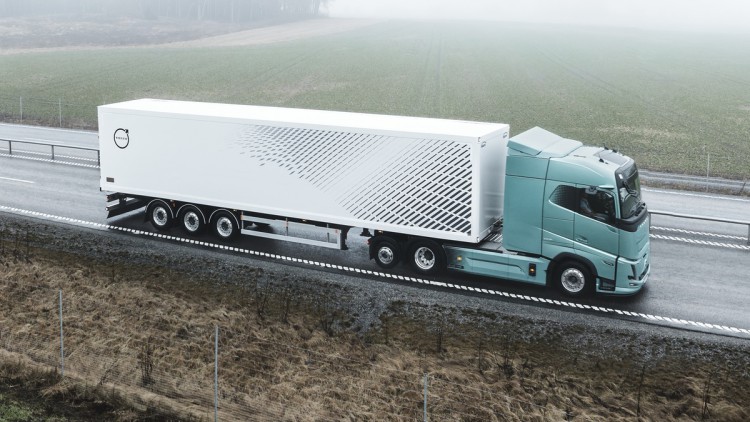 Blick auf den Volvo FH Aero Electric in voller Fahrt als Sattelzug mit Kofferauflieger