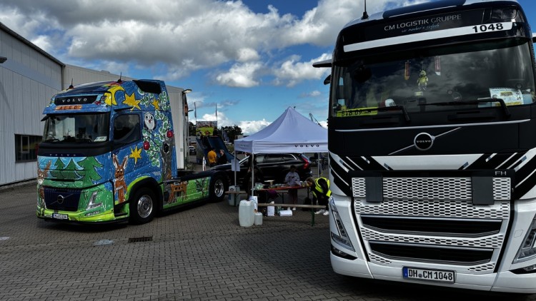 Die farbenfroh gestaltete Sattelzugmaschine aus dem Volvo Trucks Malwettbewerb 2025 sowie ein Volvo FH der CM Logistik Gruppe als Kindertaxi