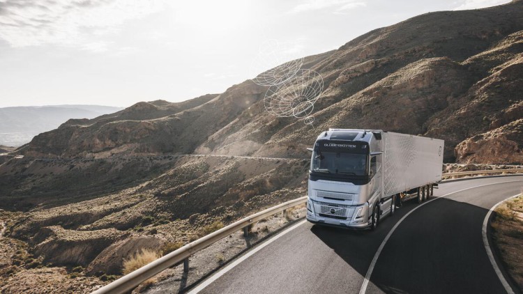 Ein volvo truck fährt auf der Straße