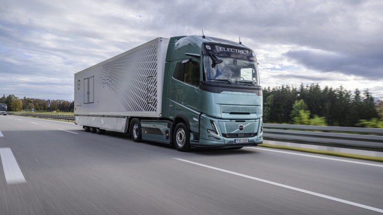 Volvo FH Aero Electric fährt