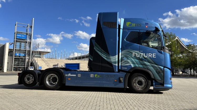 Die dreiachsige Sattelzugmaschine mit Brennstoffzellenantrieb in der Profilansicht. Man erkennt gut die Länge und den gewaltigen Radstand des Volvo FH Aero Fuel Cell 