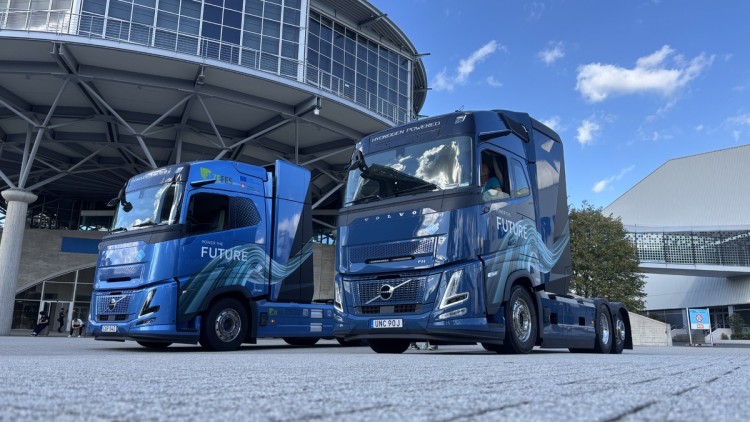 Die beiden Wasserstoff-Prototypen von Volvo Trucks stehen nebeneinander auf dem Messegelände in Hannover. Die beiden Fahrzeuge sind in der seitlichen Frontansicht zu sehen 