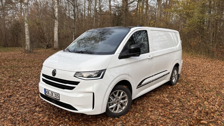 Seitliche Frontansicht des neuen Transporters. Der in weiß lackierte Kastenwagen steht in einer herbstlichen Landschaft