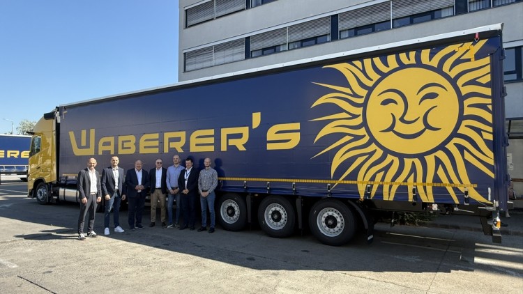 Vertreter von Waberer’s, BPW, Hesterberg und idem telematics stehen vor einem Trailer von Waberer's