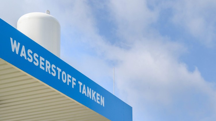 H2 MOBILITY Wasserstoff Tankstelle vor blauem Himmel