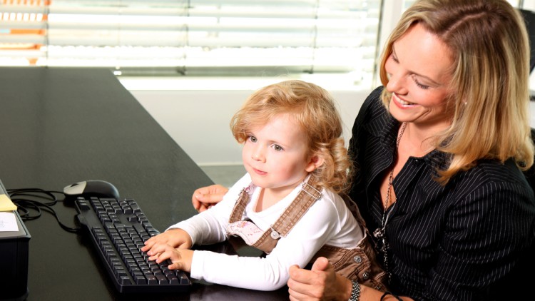 Mutter im Büro