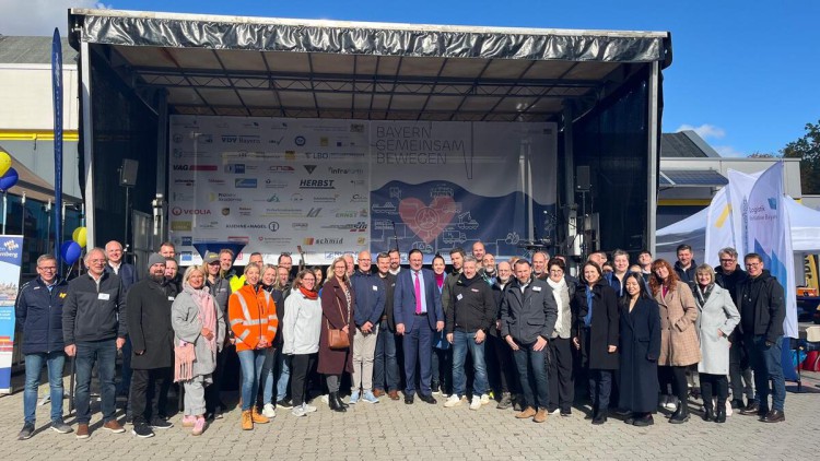 Gruppenfoto der verschiedenen Transport- und Logistikvertreter und -vereine