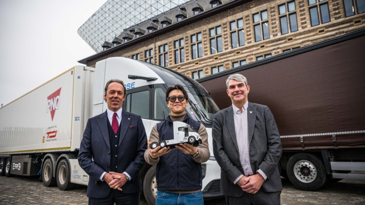 Jacques Vandermeiren, CEO Port of Antwerp-Bruges (l.) und Wen Han, CEO Windrose (M.)