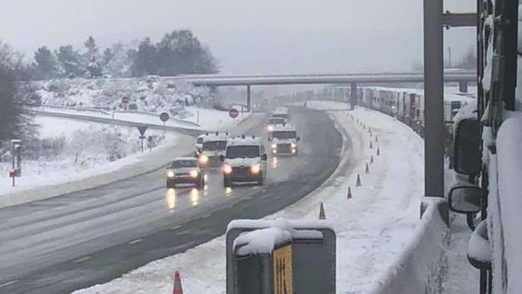 In Frankreich legt ein Schneechaos den Verkehr lahm