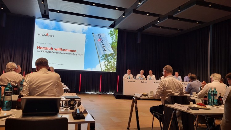 Auf der Delegiertenversammlung des Versicherers Kravag: Delegierte und Gäste der Kravag sitzen im Konferenzsaal des Altantic-Hotels in Heidelberg, vorne sitzen hinter einem Tisch mit den Namen der Notar und die Kravag-Verantwortlichen, darunter Vorstandsc