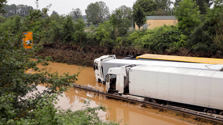 Lkw, Hochwasser, Erftkreis