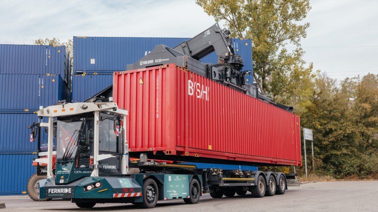 Von Fernride teleoperierter Lkw auf dem Hof von BSH Hausgeräte