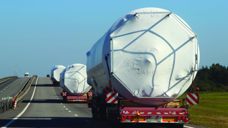 Schwerlasttransporter auf der Straße