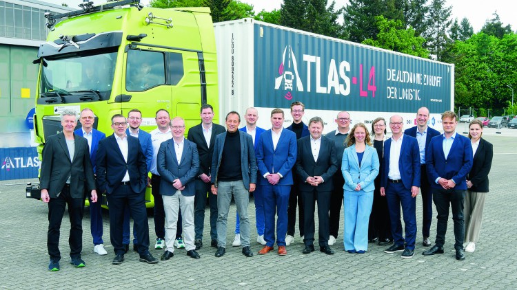 Im Straßenverkehr: Autonome Lkw Vertreter