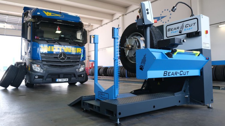 LKW steht vor der Bear Cut