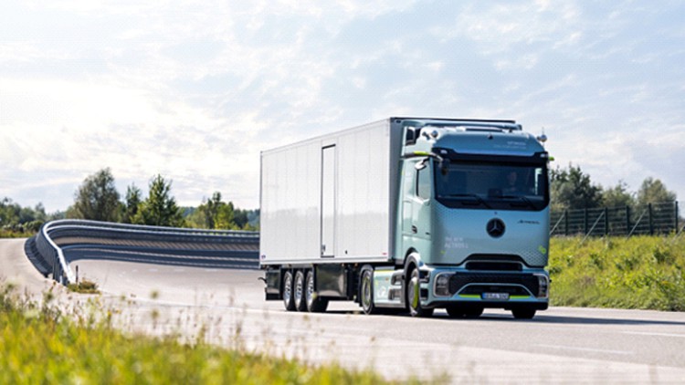 Dem Verkehr einen Schritt voraus – Mercedes-Benz-Trucks mit neuem Assistenzsystem Fahrender LKW - Actros L mit ProCabin
