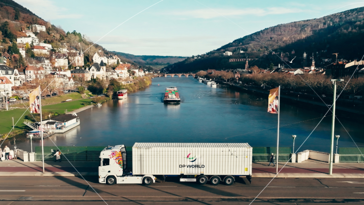 DP World, nahtlose Logistik von der Fabrik bis zur Tür des Kunden DP World_VR_Headerbild_Adv.Mai2025