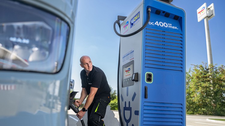Elektromobilität am BER – TotalEnergies startet durch. Headerbild TotalEnergie