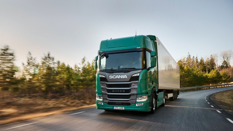 Scania auf der transport logistic: Wandel durch Vielfalt Grüner Lkw von Scania auf einer Landstraße