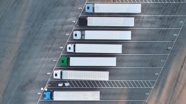 Lkw auf einem Parkplatz aus der Vogelperspektive