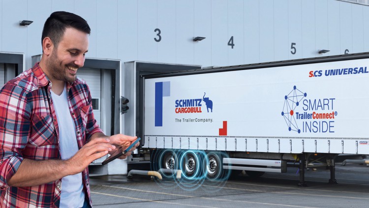 Schmitz Cargobull Fahrer checkt RDKS auf Smartphone