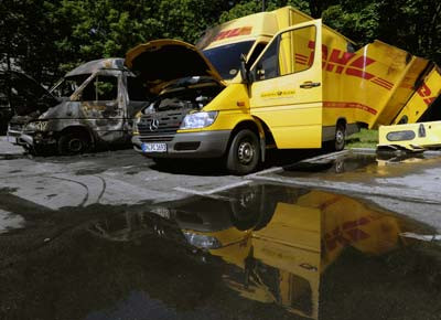 Ausgebrannte DHL Transporter
