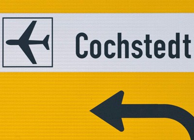 Flughafen Cochstedt, Straßenschild, Wegweiser, Pfeil