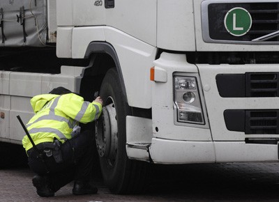 LKW Panne Reifen Kontrolle