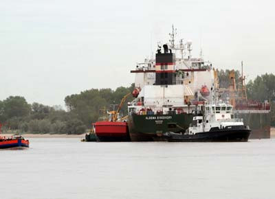 Massengutfrachter auf der Weser 