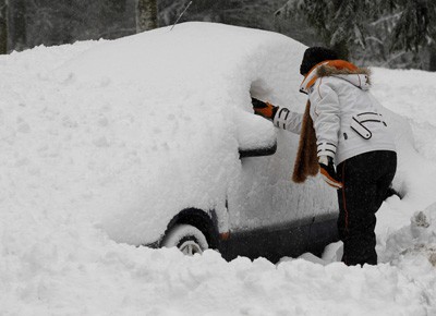 Schneechaos, Auto, Frau 