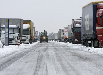 Schneechaos, Autobahn, LKW, Traktor, Nordrhein-Westfalen 