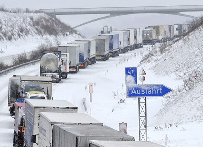 Schneechaos, LKW, Autobahn, Schnee