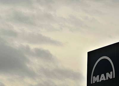 MAN Dunkle Wolken