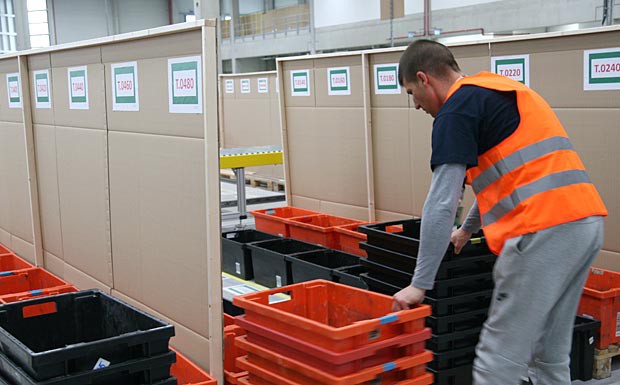 Aufräumschicht im Amazon-Verteilzentrum Olching