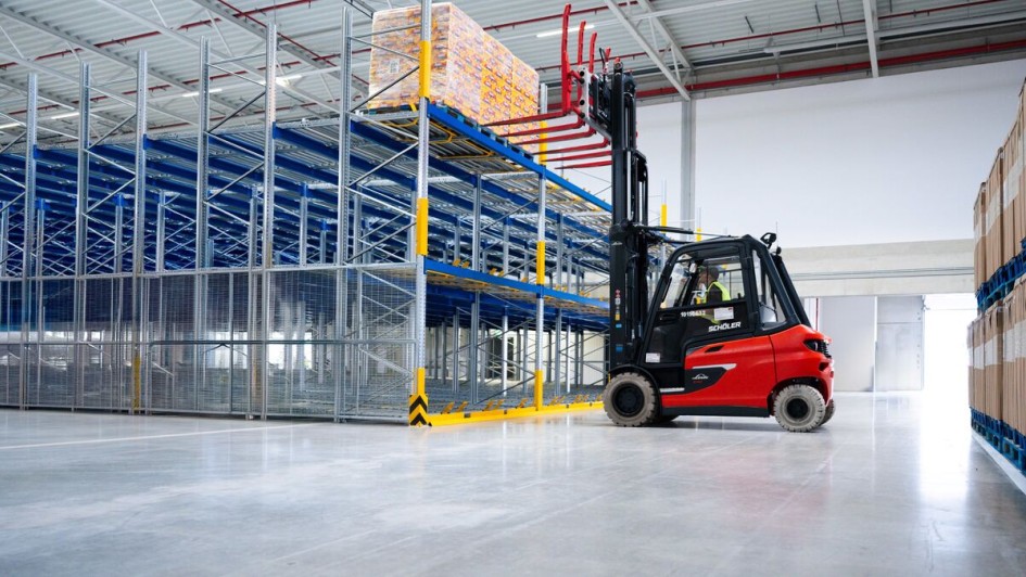 Schwerkraft-Rollenbahn im Dosenlager der Paulaner Brauerei Olching