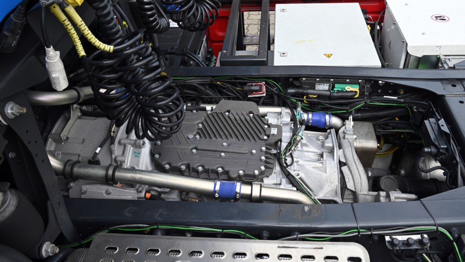 Blick auf das Traxon-2-Hybrid-Getriebe von ZF im eingebauten Zustand in einem Lkw