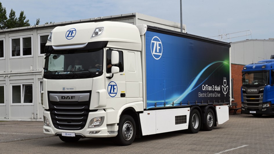 Ein weißer, zf-gebrandeter DAF XF älteren Baujahrs steht auf einem Parkplatz. Das dreiachsige Fahrgestell dient der Firma ZF als Versuchsfahrzeug und ist mit dem elektrischen Zentralantrieb CeTrax 2 dual ausgerüstet