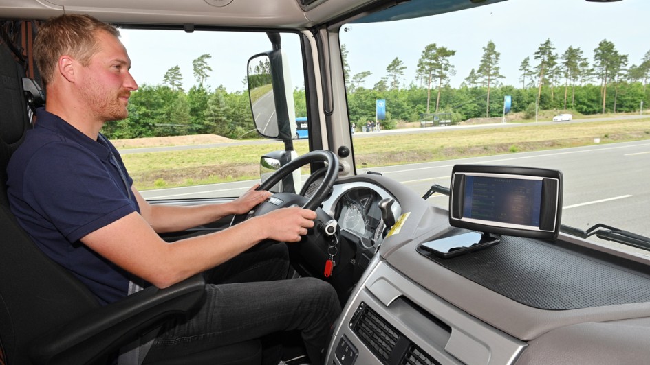 Ein Testfahrer sitzt hinter dem Steuer des DAX XF, der mit dem elektrischen Zentralantrieb von ZF ausgestattet ist