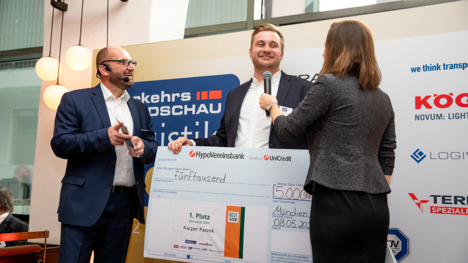 Gerhard Grünig und Anja Ludwig überreichen Kacper Paszek seinen Preis