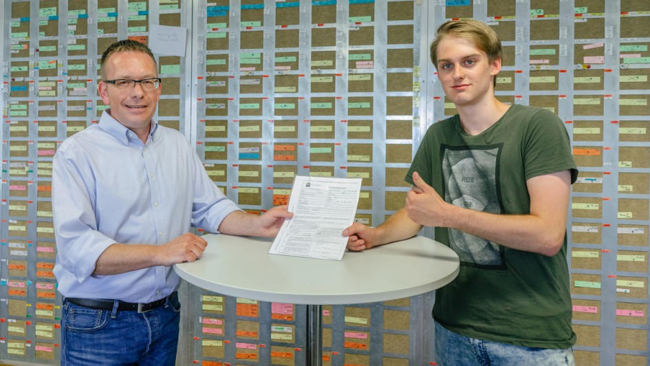 Ahnefeld Minden Spedition Azubi Ausbilder Ralf Böhne Jerome Zygar Ausbildungsvertrag