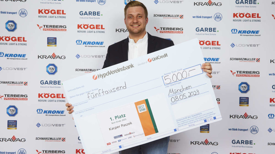 Kacper Paszek präsentiert seinen Preis 