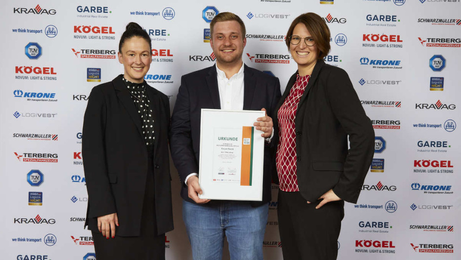 Kacper Paszek präsentiert zusammen mit der Geschäftsführung seinen Preis